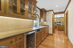 76ee1eee6338412bd930f77f7bf049fb-full